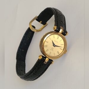 GUCCI Stack 6 Gold Black Leather Strap Luxury Designer Wristwatch